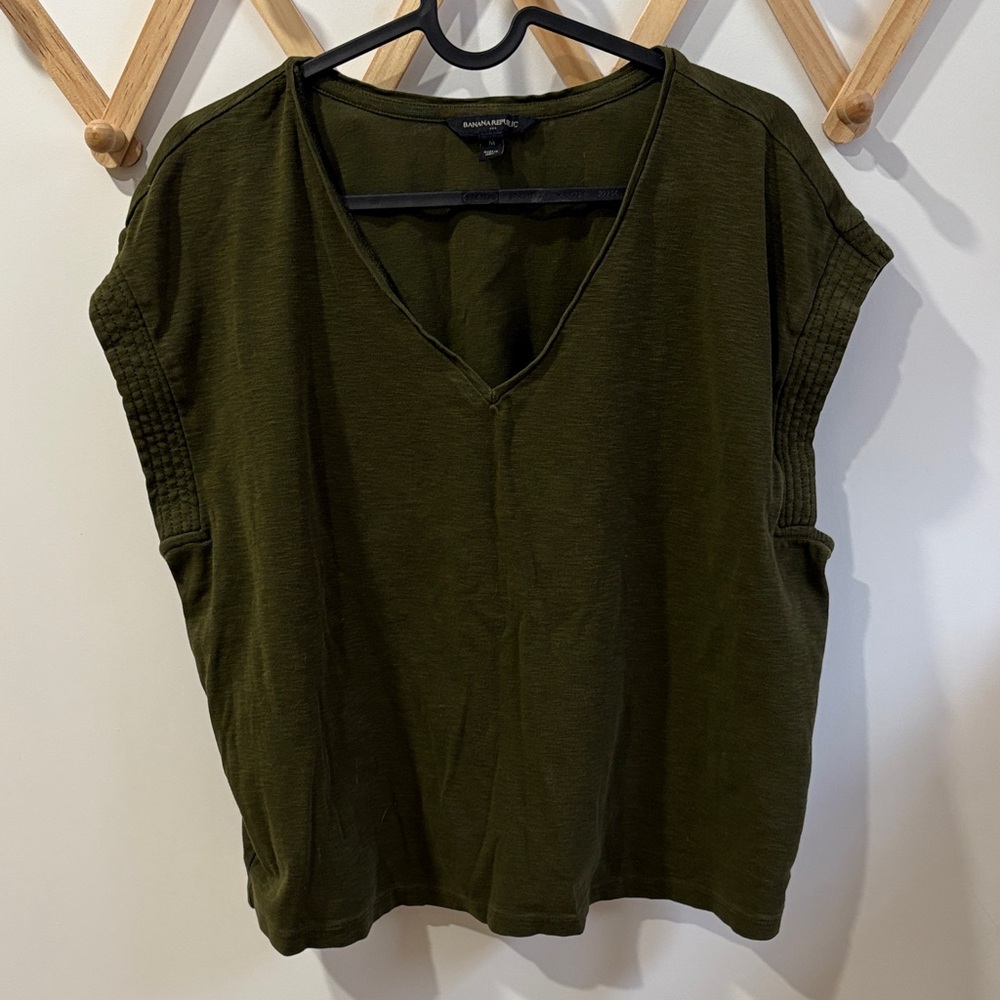 Banana republic women v neck shirt M